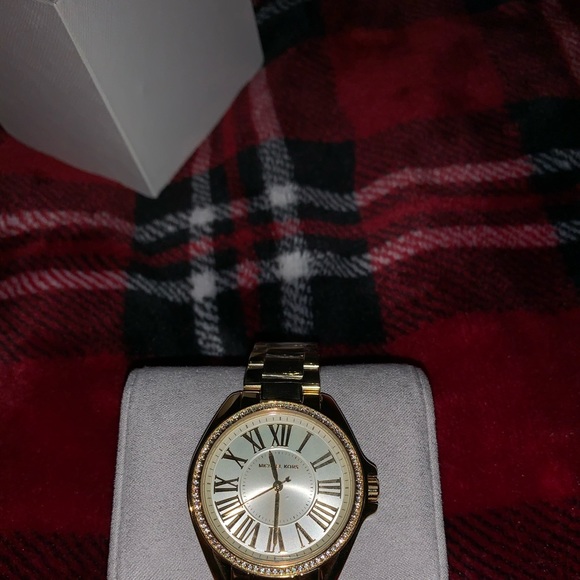 Micheal Kors Luxury Gold Watch - Picture 2 of 3
